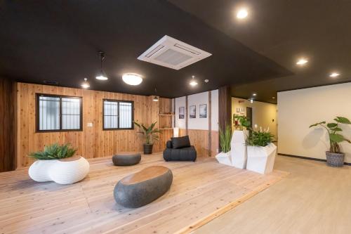 大阪豊月荘的大房间设有木墙和木地板