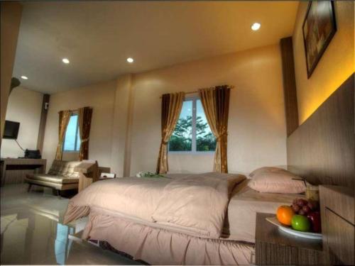 ParitBenteng Hotel Pekanbaru的一间卧室配有一张带一碗水果的大床