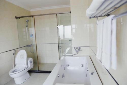 Ða HộiGia Bao Hotel Bac Ninh的浴室配有卫生间、盥洗盆和浴缸。