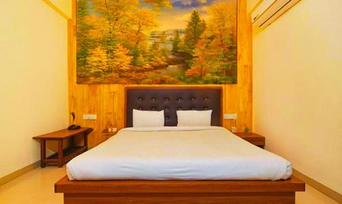 印多尔Hotel Shubhshree的一间卧室配有一张壁画床