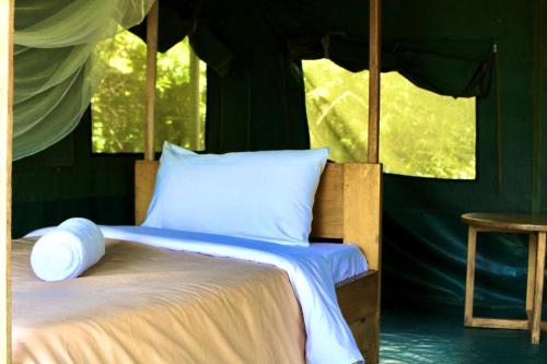 Murchison Falls National ParkMurchison Giraffe Camp的帐篷内一间卧室,配有一张床