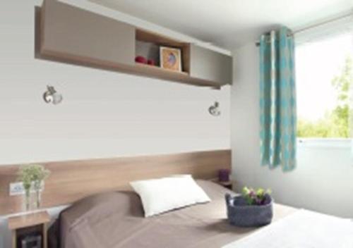 拉特斯Mobil-home Clim, Tv, Lv - Camping Lac des Rêves 4 étoiles - 010的一间卧室设有一张床和一个窗口