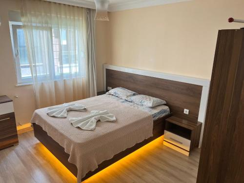 安塔利亚Pusula Apart Otel的一间卧室配有一张床,上面有两条毛巾