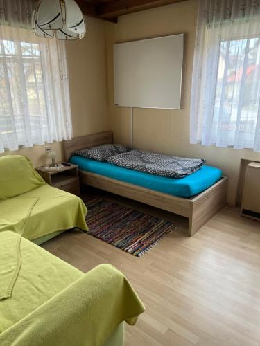 克夫拉赫玛丽亚宾馆的一间设有床铺的卧室,位于带窗户的房间内
