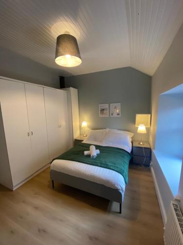 斯莱戈Newly Furnished 5 Bedroom Gem in Sligo的一间卧室,床上有泰迪熊