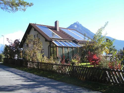 伊姆斯特Apart Haus Florian的屋顶上设有太阳能电池板的房子