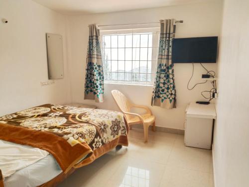 乌提dreams cottage的一间卧室设有一张床和一个窗口