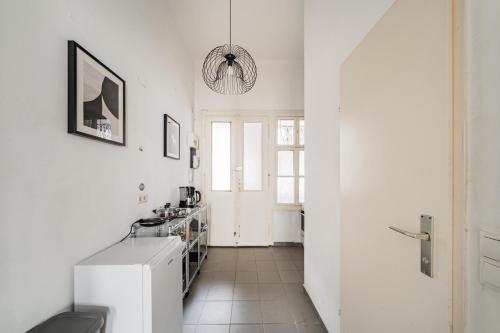 维也纳Charmante Stadtwohnung的白色的厨房配有水槽和镜子