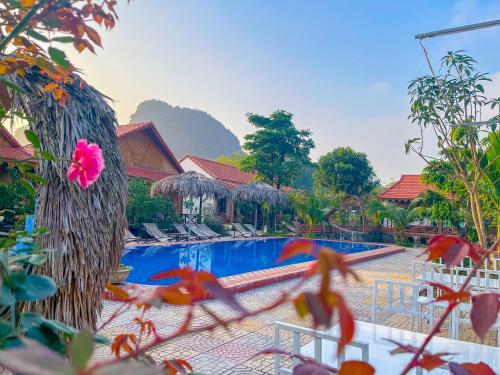 宁平Trang An Quynh Trang Happy Homestay & Garden的享有度假村游泳池的景致