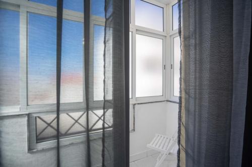 佩尼契Peniche Sun & Surf Apartment的客房设有海景窗户。