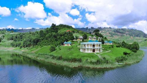 卡巴莱Nyamunyonyi Tourism Resort的河中岛屿上的房屋