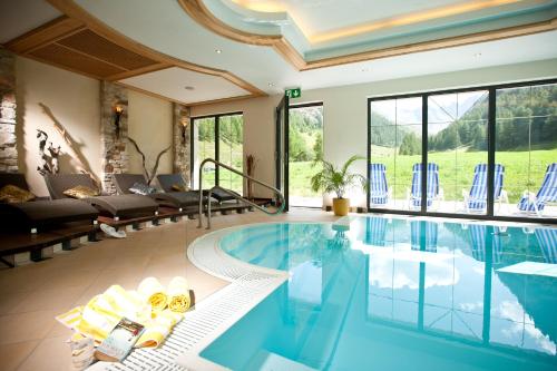 萨姆瑙恩夏萨城堡休闲水疗酒店的客厅的别墅内的游泳池