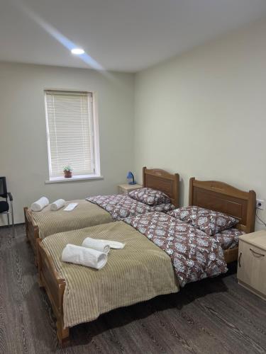 第比利斯Monika Apartment Tbilisi的卧室内的两张床,配有毛巾