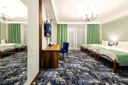 奇姆肯特MirOtel的一间酒店客房,设有两张床和电视