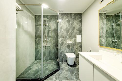 奇姆肯特MirOtel的带淋浴、卫生间和盥洗盆的浴室