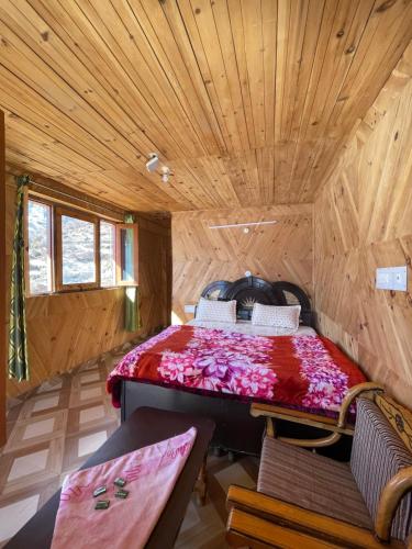 ToshPahadi Bliss Hostel ,Tosh的木天花板的客房内的一张床位