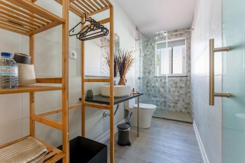 阿尔布费拉Malpique Guest House & Jacuzzi的带淋浴和卫生间的浴室。