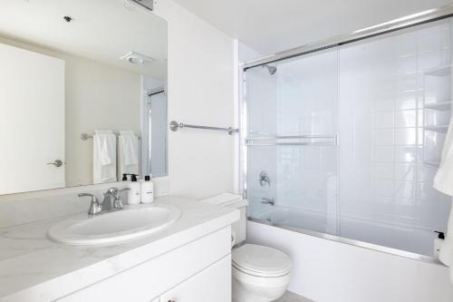 旧金山South Beach 2br w tennis nr public transport SFO-1663的白色的浴室设有水槽和卫生间。