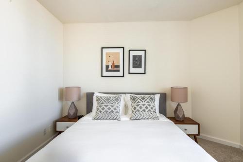 旧金山South Beach 2br w tennis nr public transport SFO-1663的一间卧室配有一张带两盏灯的大型白色床。