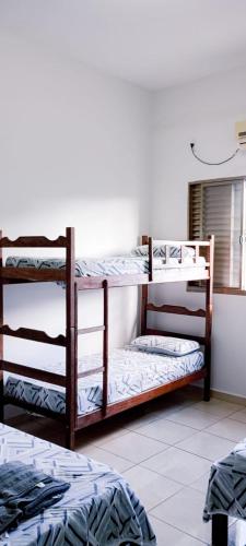 德尔菲诺波利斯HOTEL JP的一间卧室配有两张双层床。