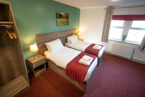 布里德灵顿Belvedere Hotel and Golf的酒店客房设有两张床和窗户。