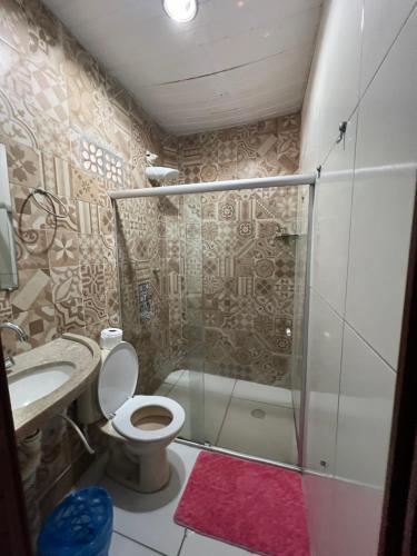 奥林达Ladeira de Olinda的带淋浴、卫生间和盥洗盆的浴室