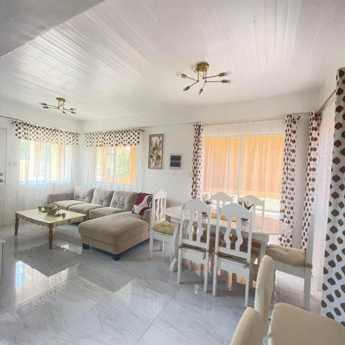 卡加盐德奥罗4BEDROOMS Elegant House For Family & Groups Staycation In Cagayan de Oro City的客厅配有沙发和桌子
