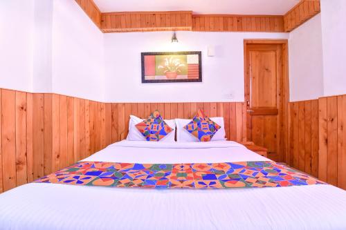 马拉里FabHotel Elavali Valley的卧室配有白色的木镶板床