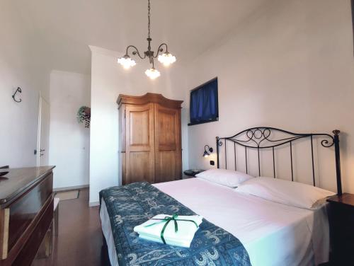 维耶特里Casa Fasano Amalfi Coast的卧室配有一张白色大床和木制床头板