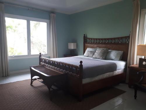拿骚Coral Harbour Beach Apartment的一间卧室设有一张大床和一个窗户。