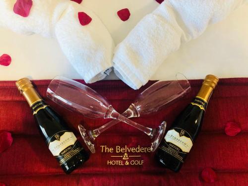 布里德灵顿Belvedere Hotel and Golf的红桌旁的三瓶葡萄酒