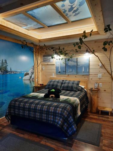 圣伊尼亚斯Bear Cove Inn的卧室里放着一张床,上面放着一只动物