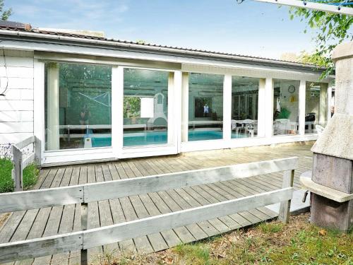 海默特6 person holiday home in Hemmet的一座带游泳池甲板的房子