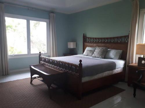 拿骚Oceanview at Coral Habour的一间卧室设有一张大床和一个窗户。