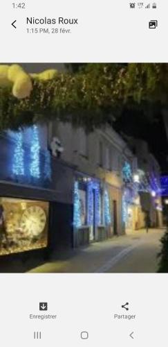 布里奥讷La Brionnaise Chambre的街上一座建筑的蓝色灯的照片