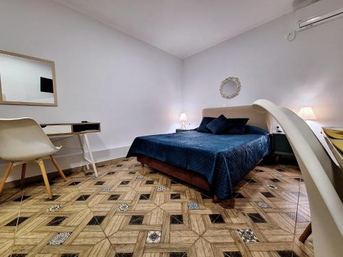 MouzákionMeltemaki的一间卧室配有一张床和一张书桌