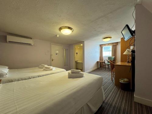 沃辛查斯沃斯酒店的酒店客房配有两张床和一张书桌