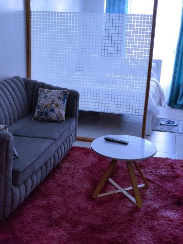 内罗毕Baibai Homes的带沙发和咖啡桌的客厅