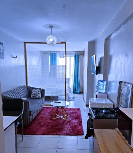 内罗毕Baibai Homes的客厅配有沙发和桌子