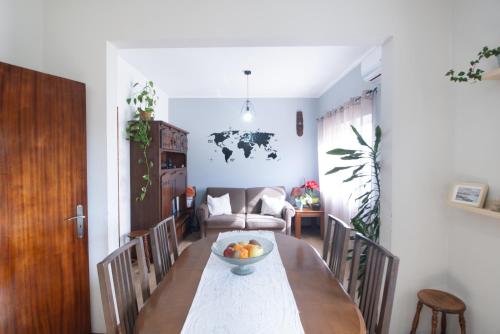 莱萨·达·帕尔梅拉PortoMar House Apartament的用餐室,配有一张桌子,上面放着一碗水果