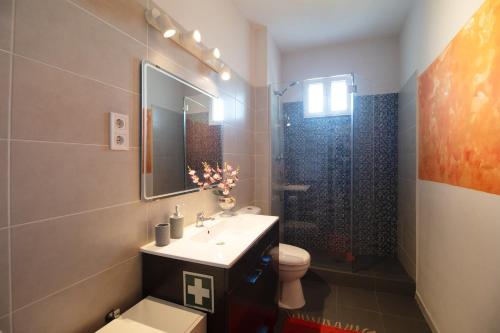 莱萨·达·帕尔梅拉PortoMar House Apartament的一间带水槽、卫生间和淋浴的浴室