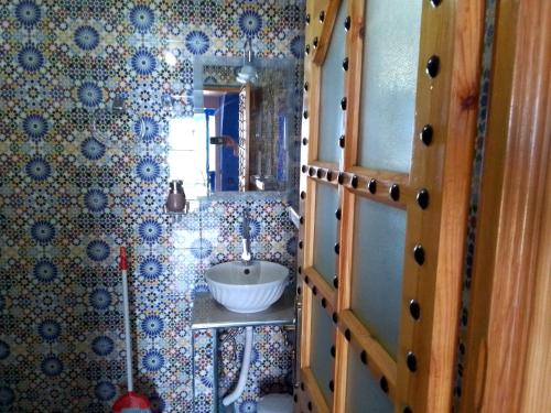舍夫沙万Blue House Town的一间带水槽和镜子的浴室