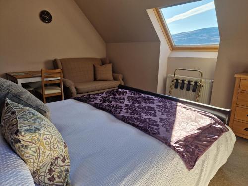 阿勒浦Croft 17的一间卧室设有一张床、一个窗口和一把椅子