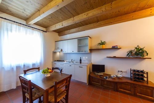 PrepottoColli di Poianis的一间带桌子的厨房和一间餐厅