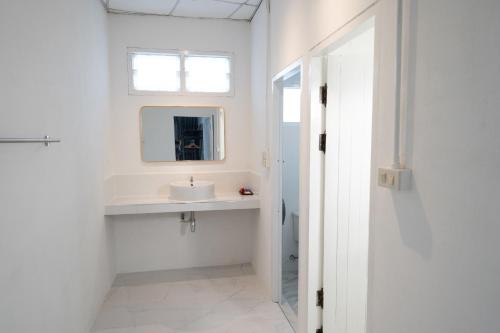 清迈Chiang Mai Mansion 2的白色的浴室设有水槽和镜子