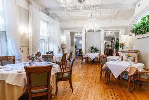 布里斯托贝里克酒店的一间带桌椅和吊灯的用餐室