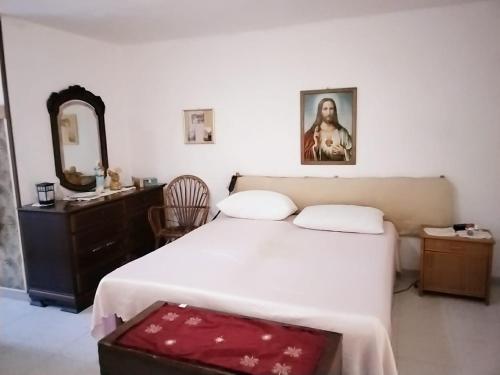 潘泰莱里亚Il nido delle aquile的卧室配有一张白色大床和镜子