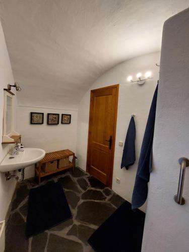 富利特堡德拉罗卡卡拉克莱瑞塔住宿加早餐旅馆的一间带水槽和木门的浴室