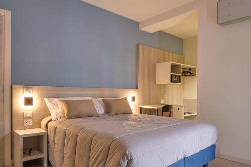 维罗港Al Bacino Rooms And Breakfast的一间卧室配有一张大床和两张桌子