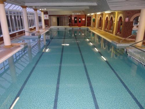 巴利博菲杰克逊莱斯尔酒店的大楼内的大型游泳池